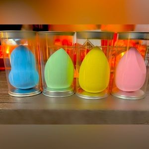 Makeup sponges. Set of 4 with cases. Miscellaneous colors.